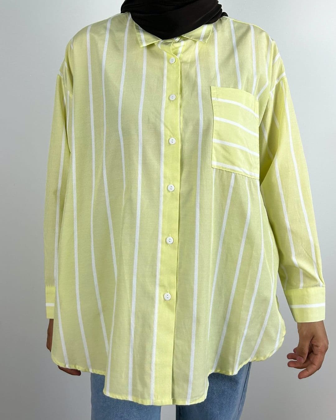 Chemise rayée jaune pastel en coton portée, vue de face