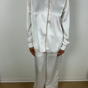 Femme portant l’ensemble en satin blanc cassé avec foulard beige