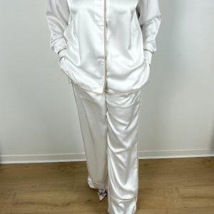 Ensemble en satin blanc cassé porté, zoom sur la chemise vue de face