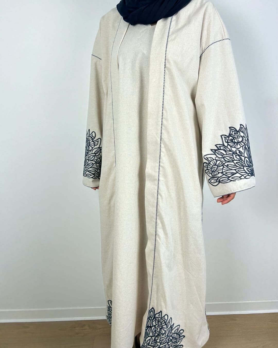 Ensemble abaya modeste 2 pièces écru en coton et lin – Vue de face portée légèrement inclinée