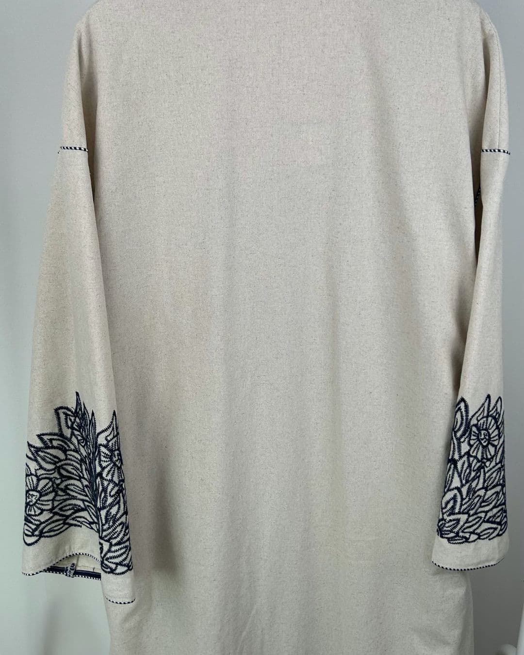 Vue de dos de l’ensemble abaya 2 pièces en coton et lin, sur ceintre, broderies noires sur les manches