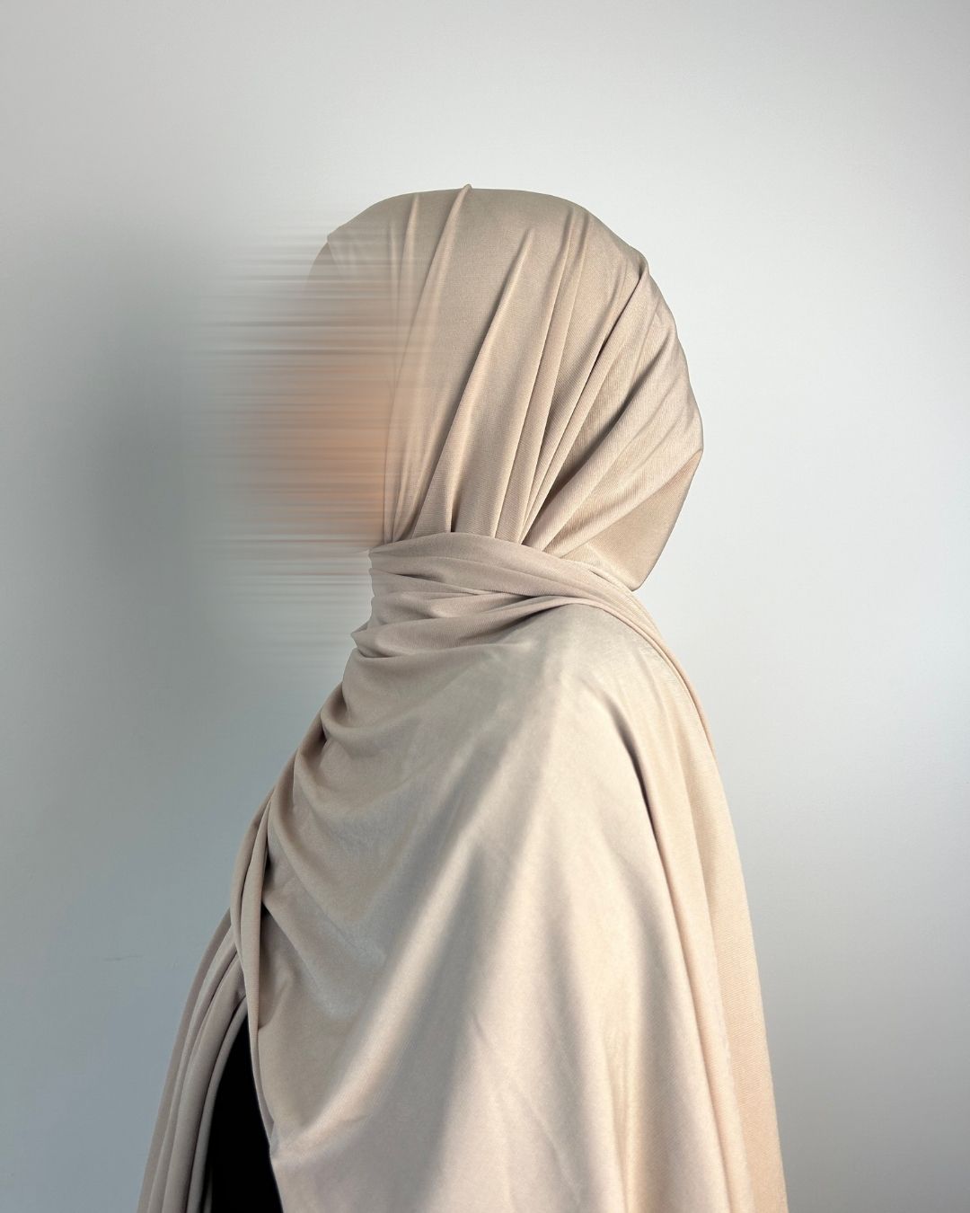Foulard jersey premium beige sable porté de profil gauche