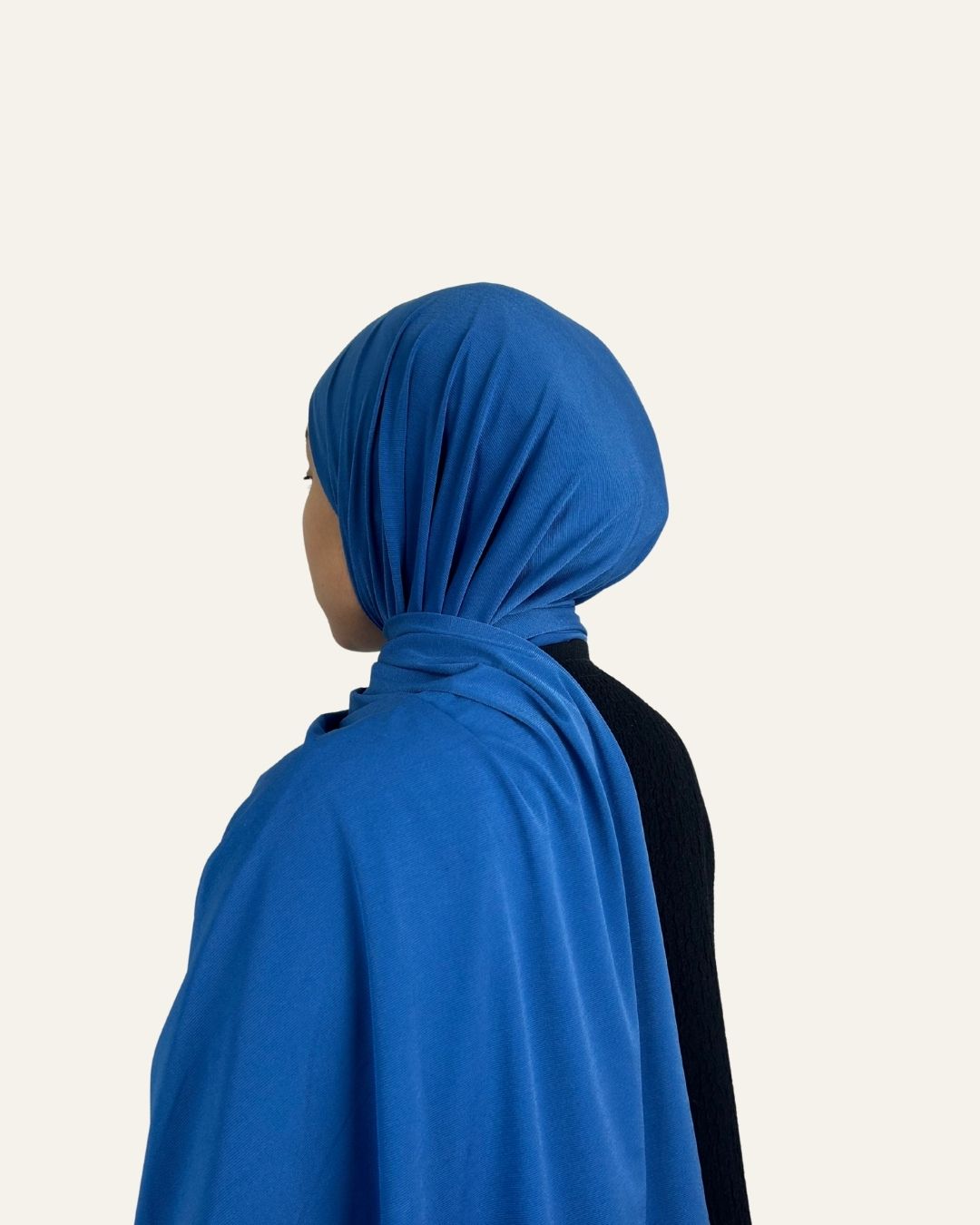 Foulard jersey premium bleu cobalt porté vu de profil dos