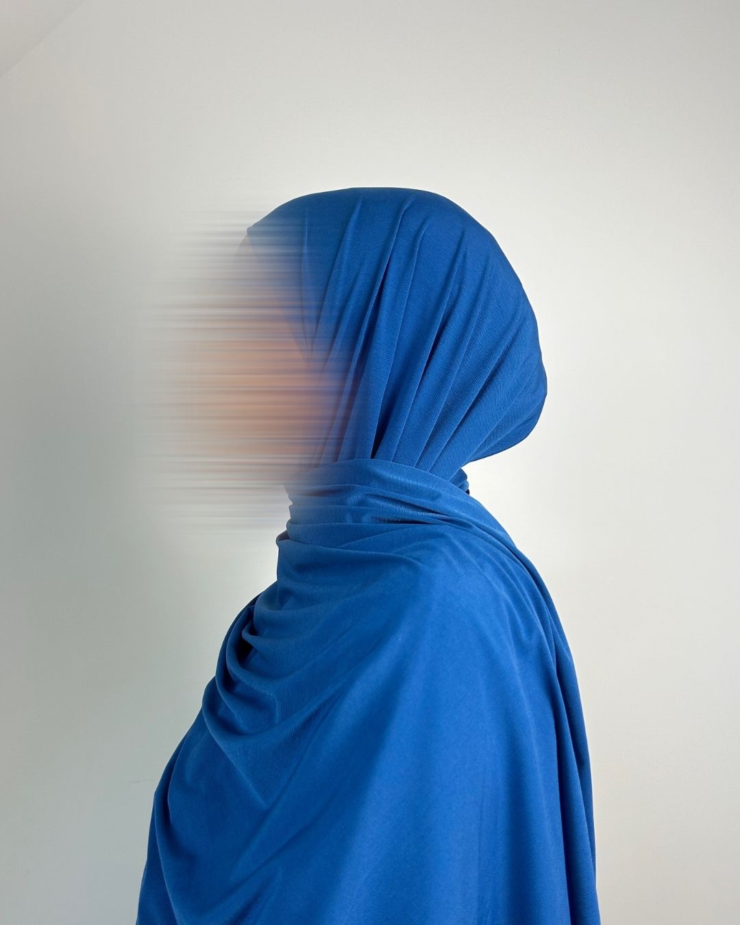 Foulard jersey premium bleu cobalt porté vu de profil