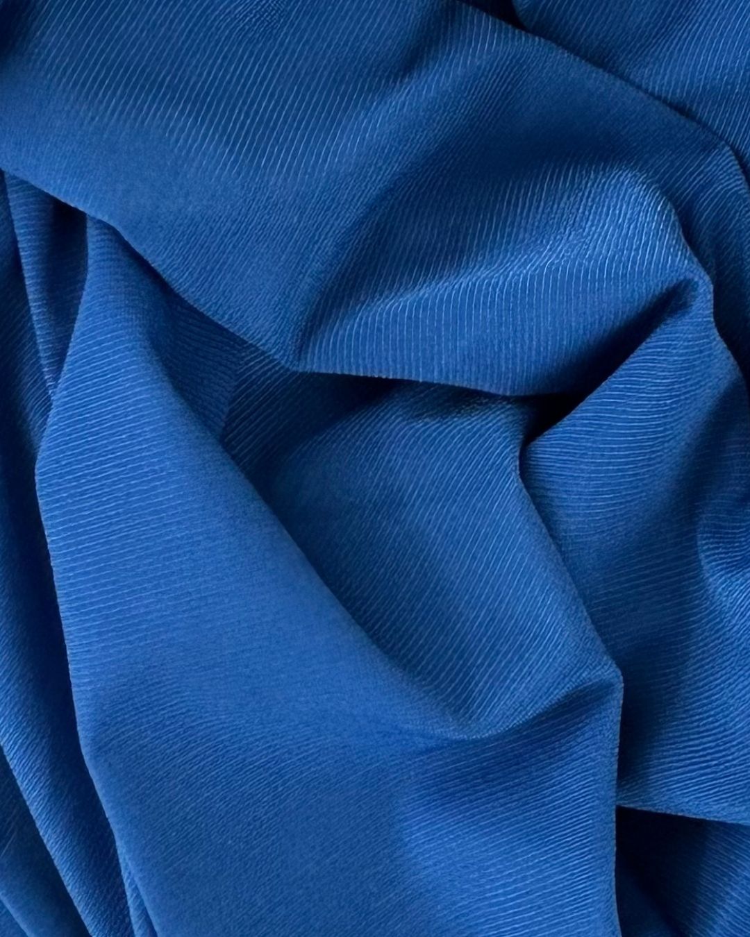 Zoom sur la texture du foulard jersey premium bleu cobalt
