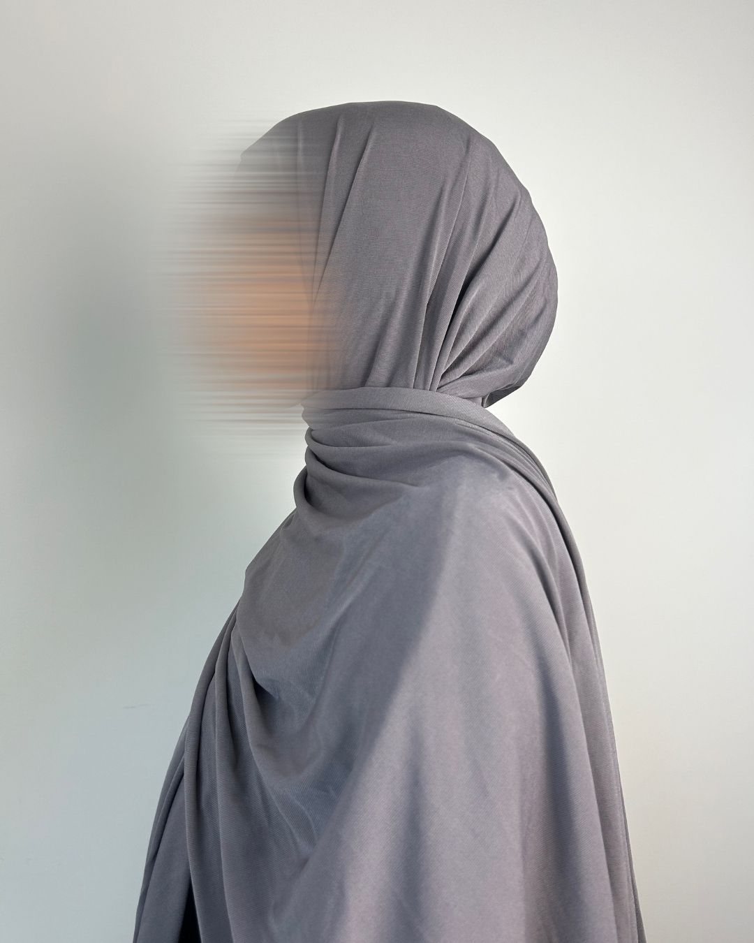 Foulard jersey premium gris foncé porté vu de profil