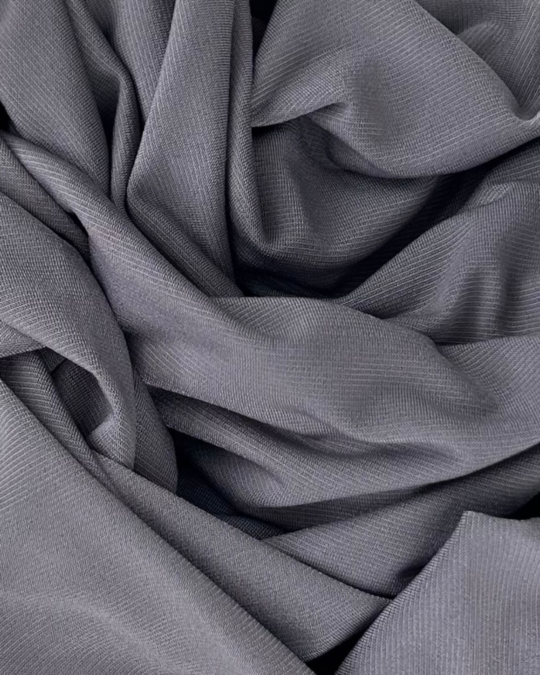 Zoom sur la texture du foulard jersey premium gris foncé