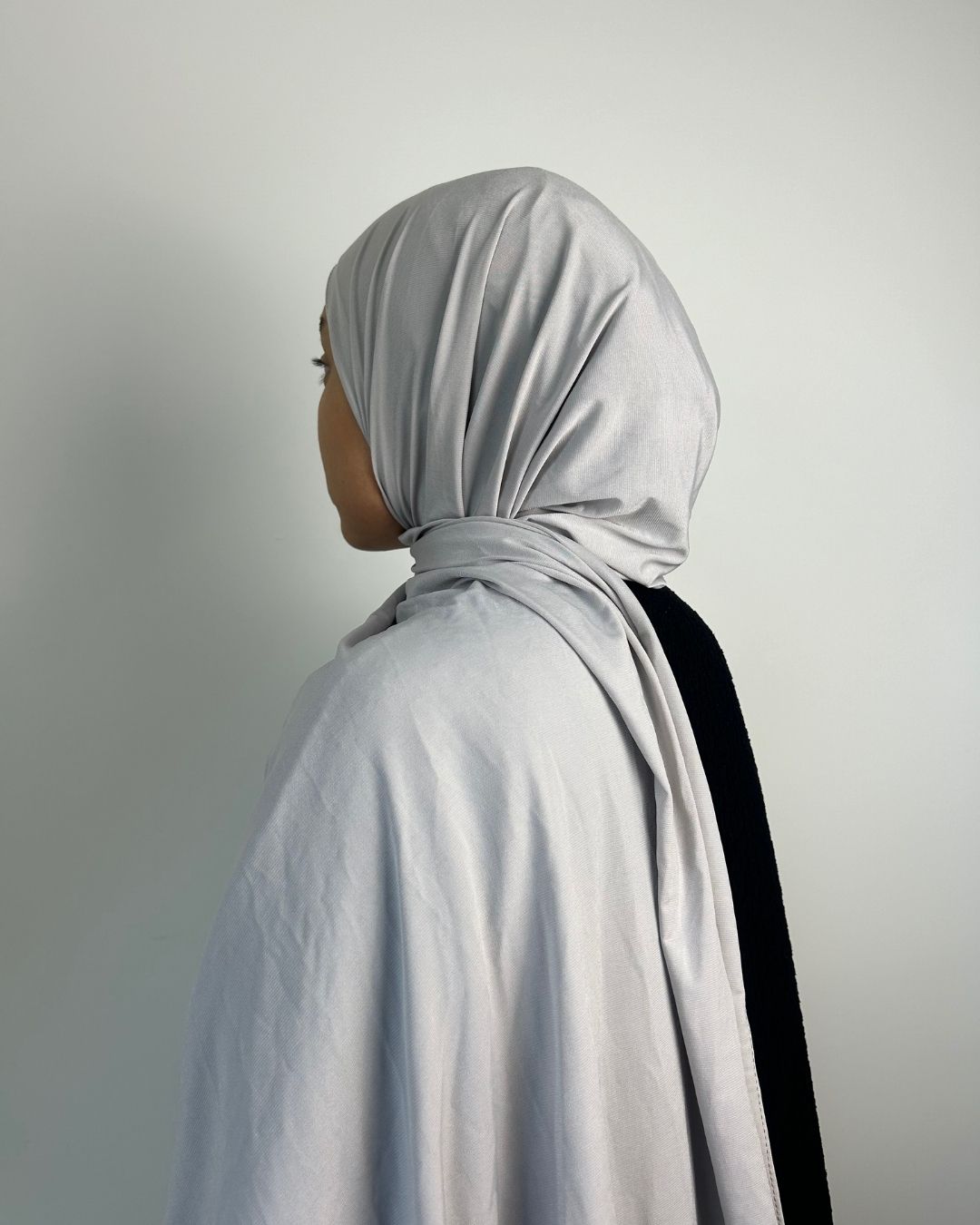 Foulard jersey premium gris perle porté vu de profil dos