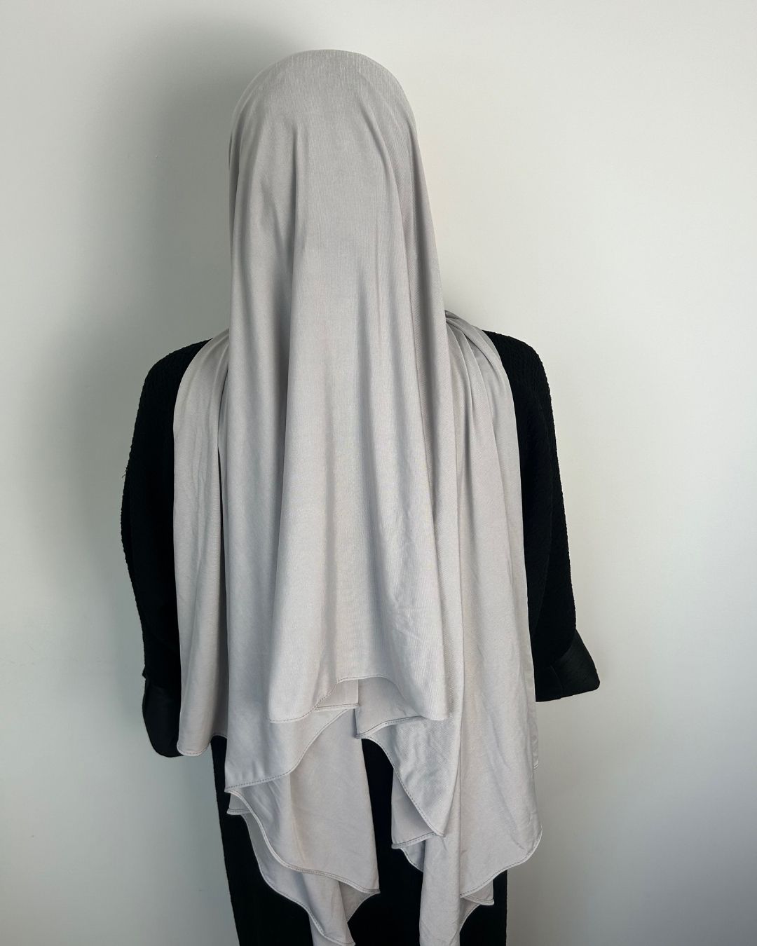 Foulard jersey premium gris perle porté vu de dos