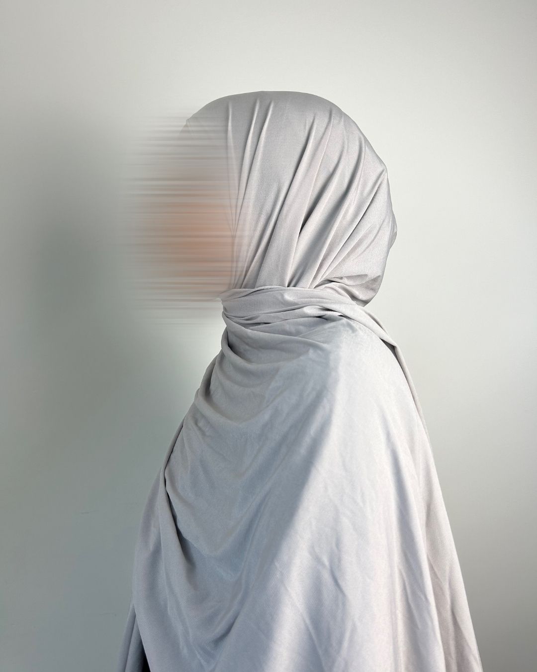 Profil d’un foulard jersey premium gris perle porté vu de profil, matière légère et couvrante