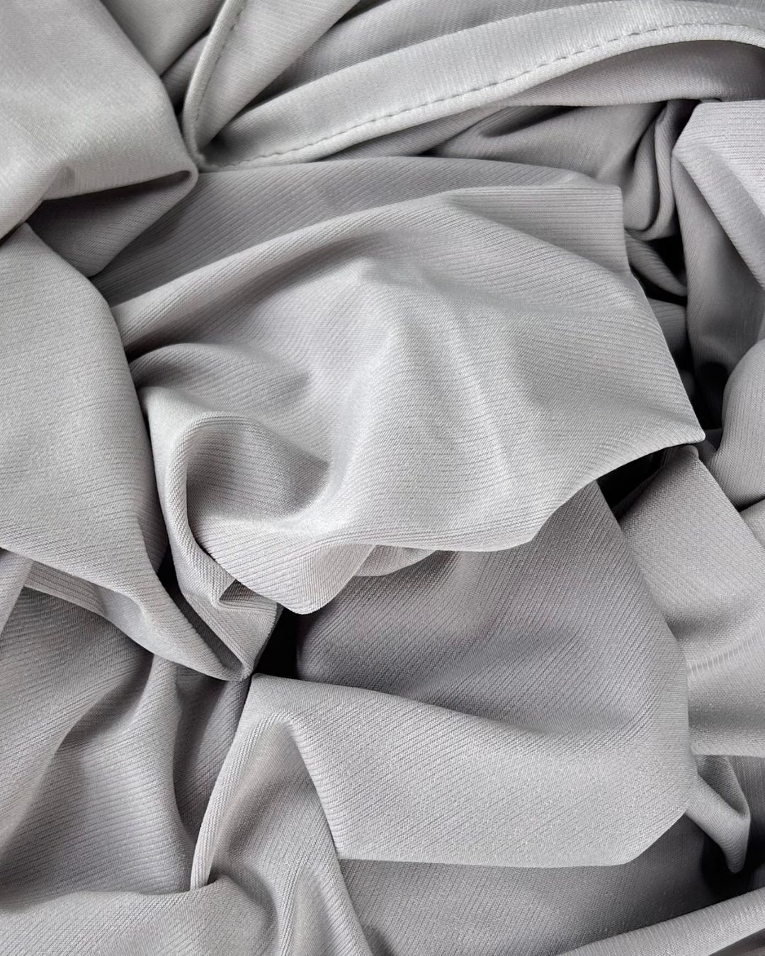 Zoom sur la texture du foulard jersey premium gris perle, tissu doux et souple