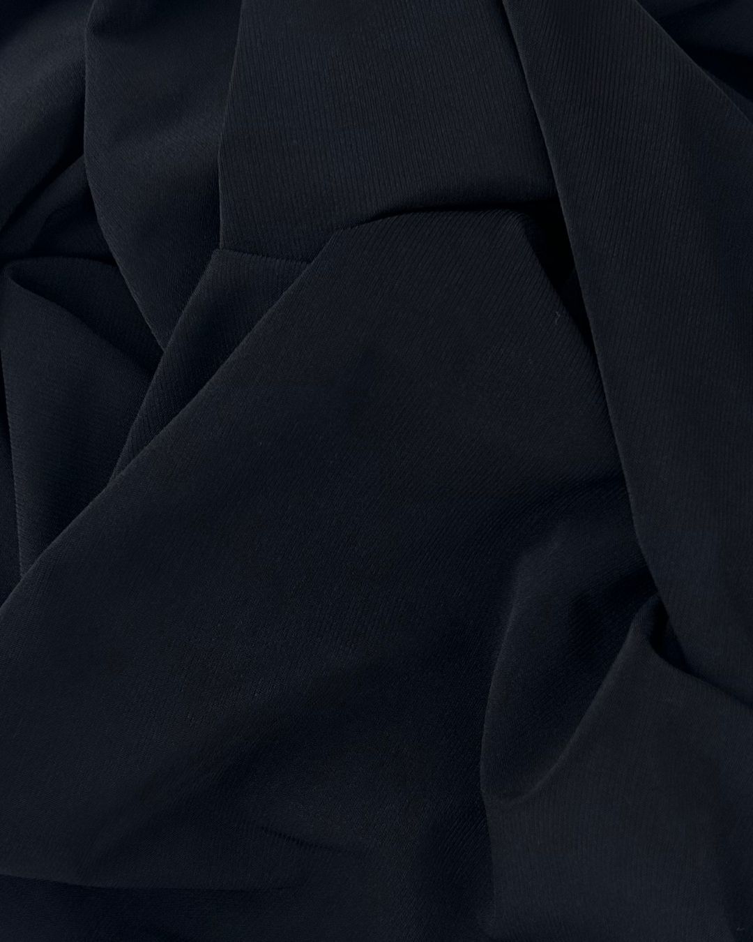 Zoom sur la texture du foulard jersey premium noir