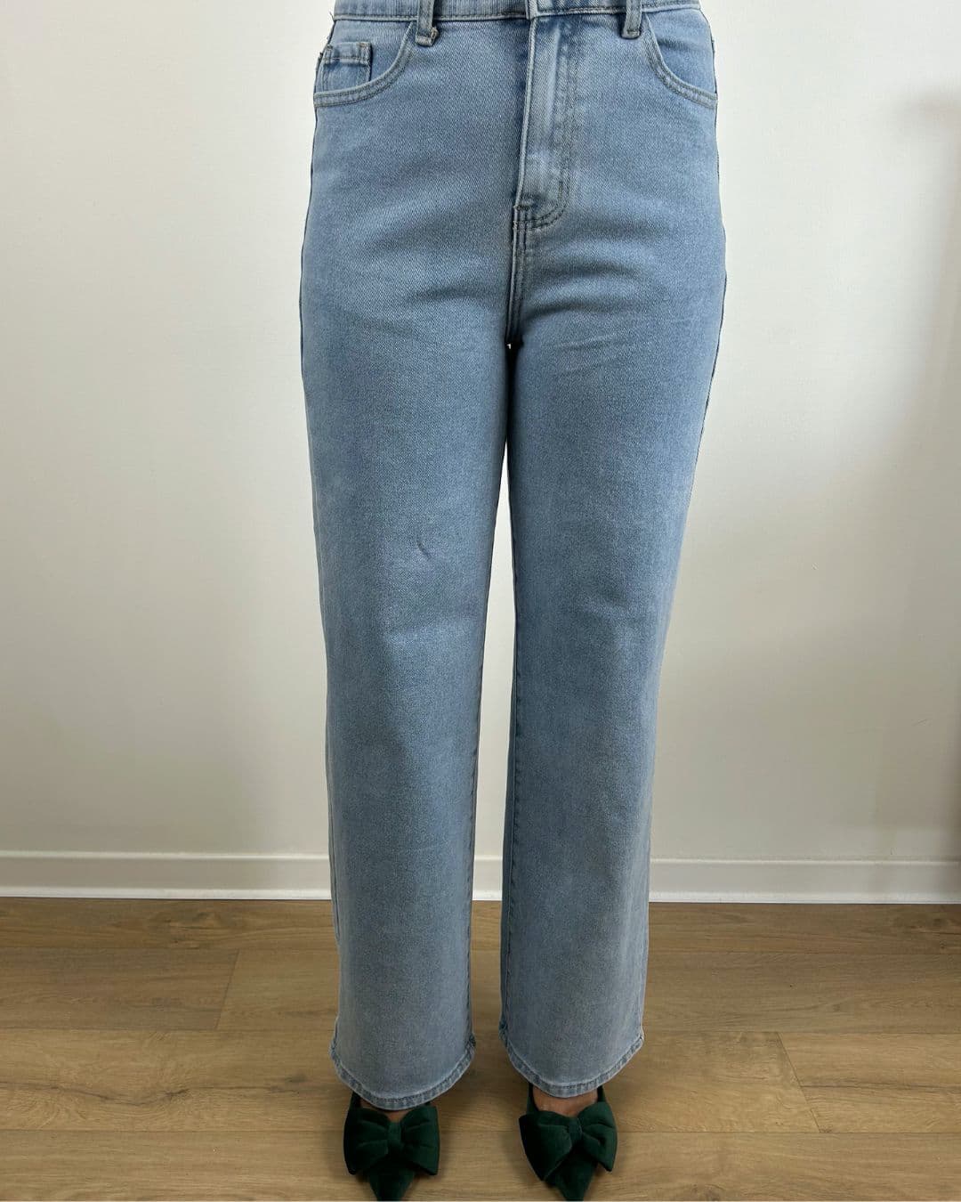 Femme portant un jean droit bleu clair taille haute, vue de face