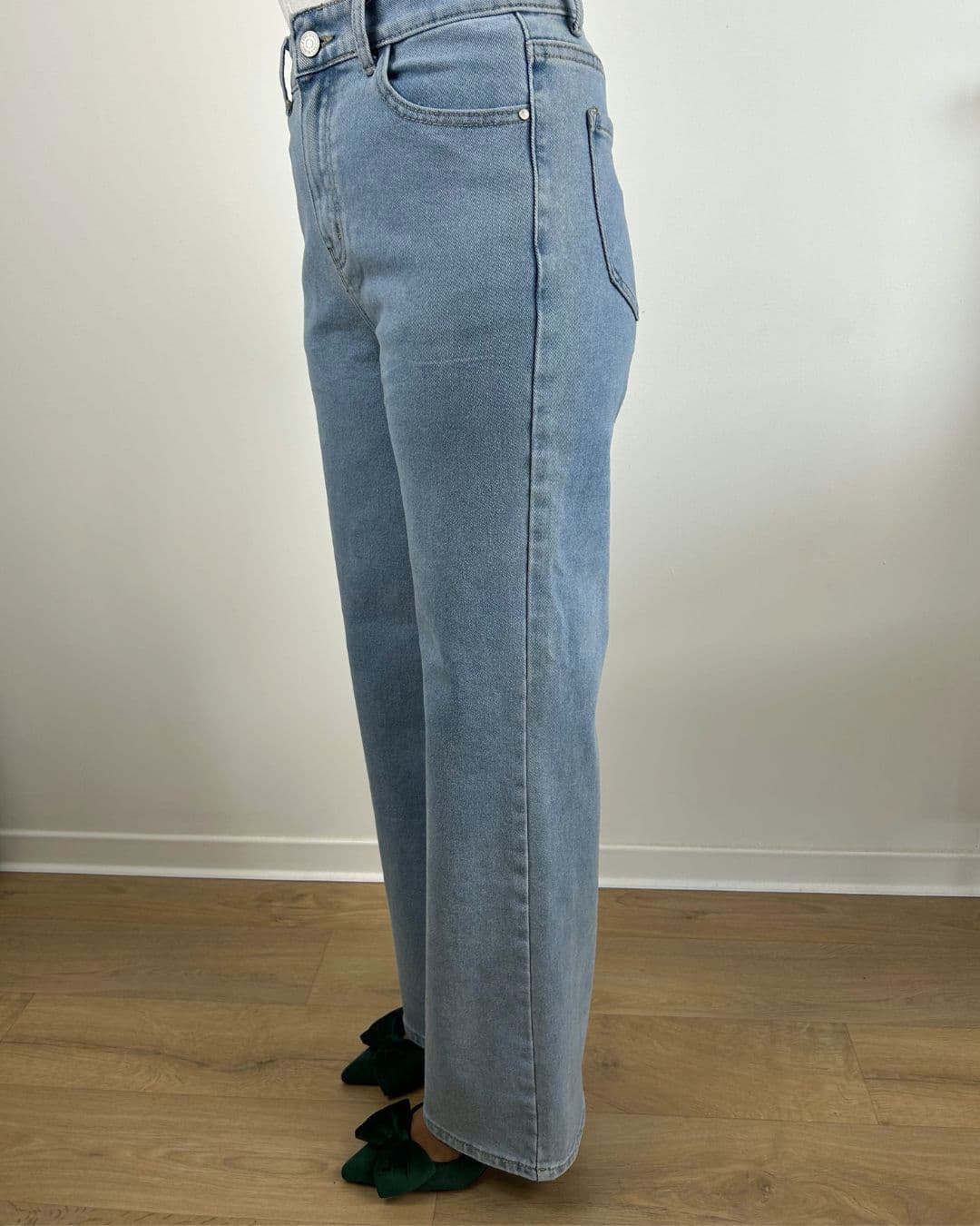 Jean droit bleu clair taille haute porté, vue latérale gauche