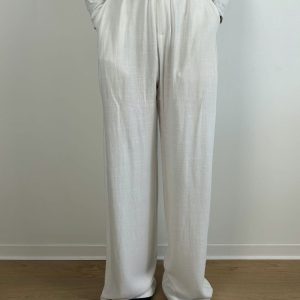 Pantalon blanc en lin, coupe large, porté vue de face