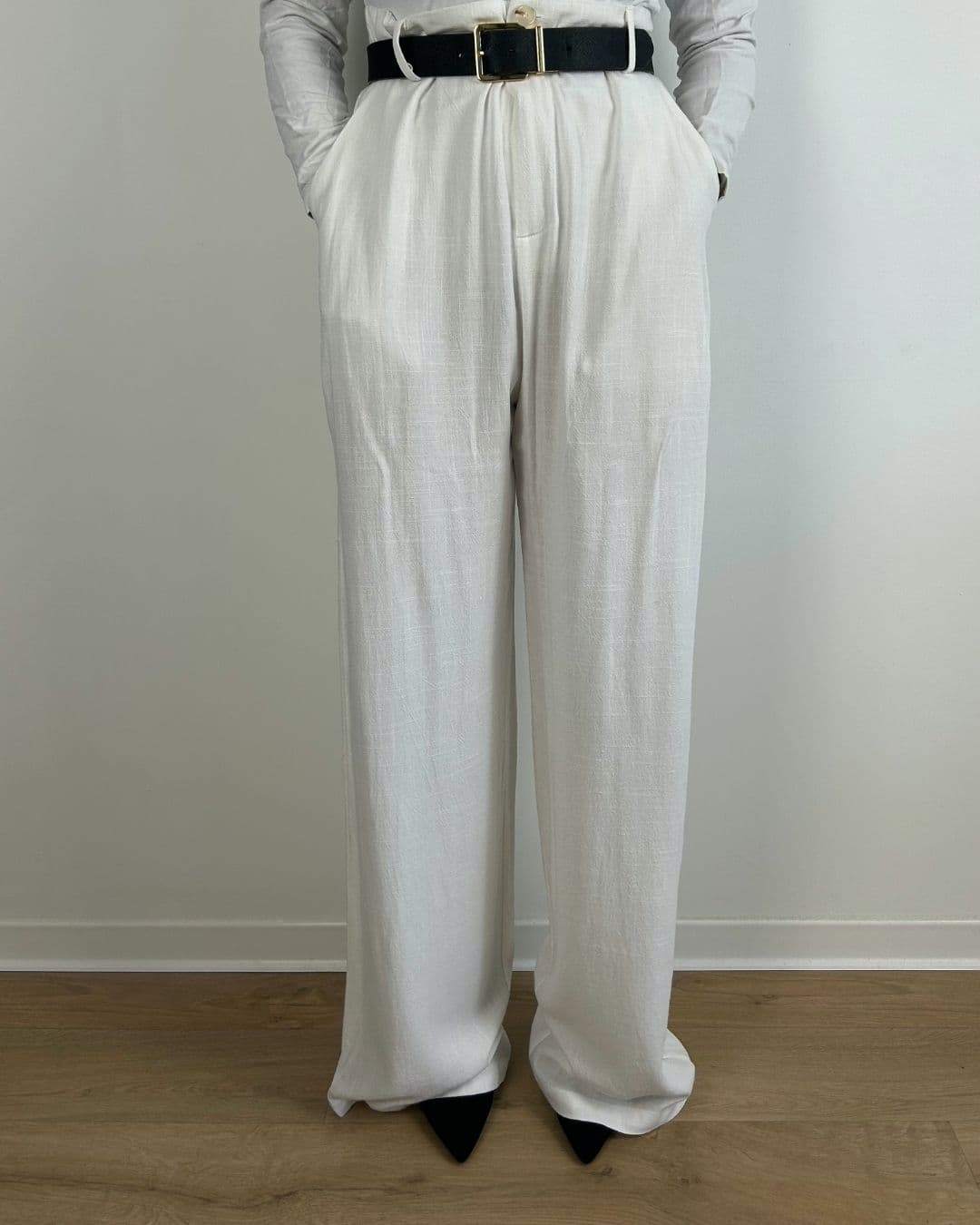 Pantalon blanc en lin, coupe large, porté vue de face