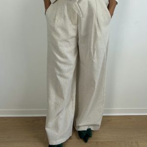 Femme portant un pantalon large en lin beige, vue de face