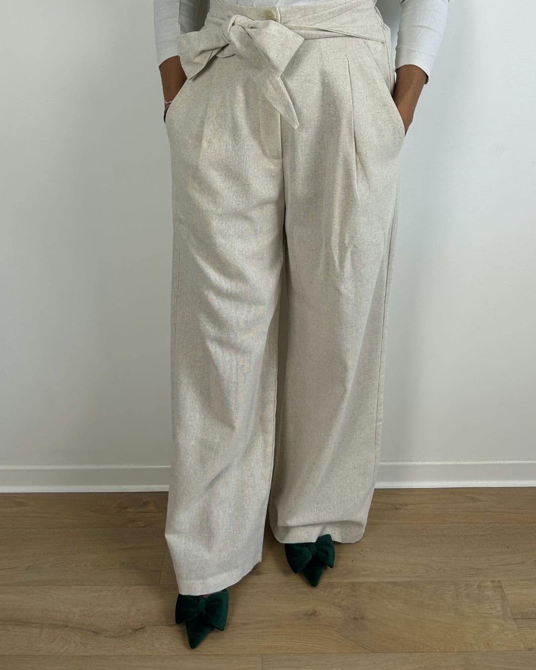 Femme portant un pantalon large en lin beige, vue de face