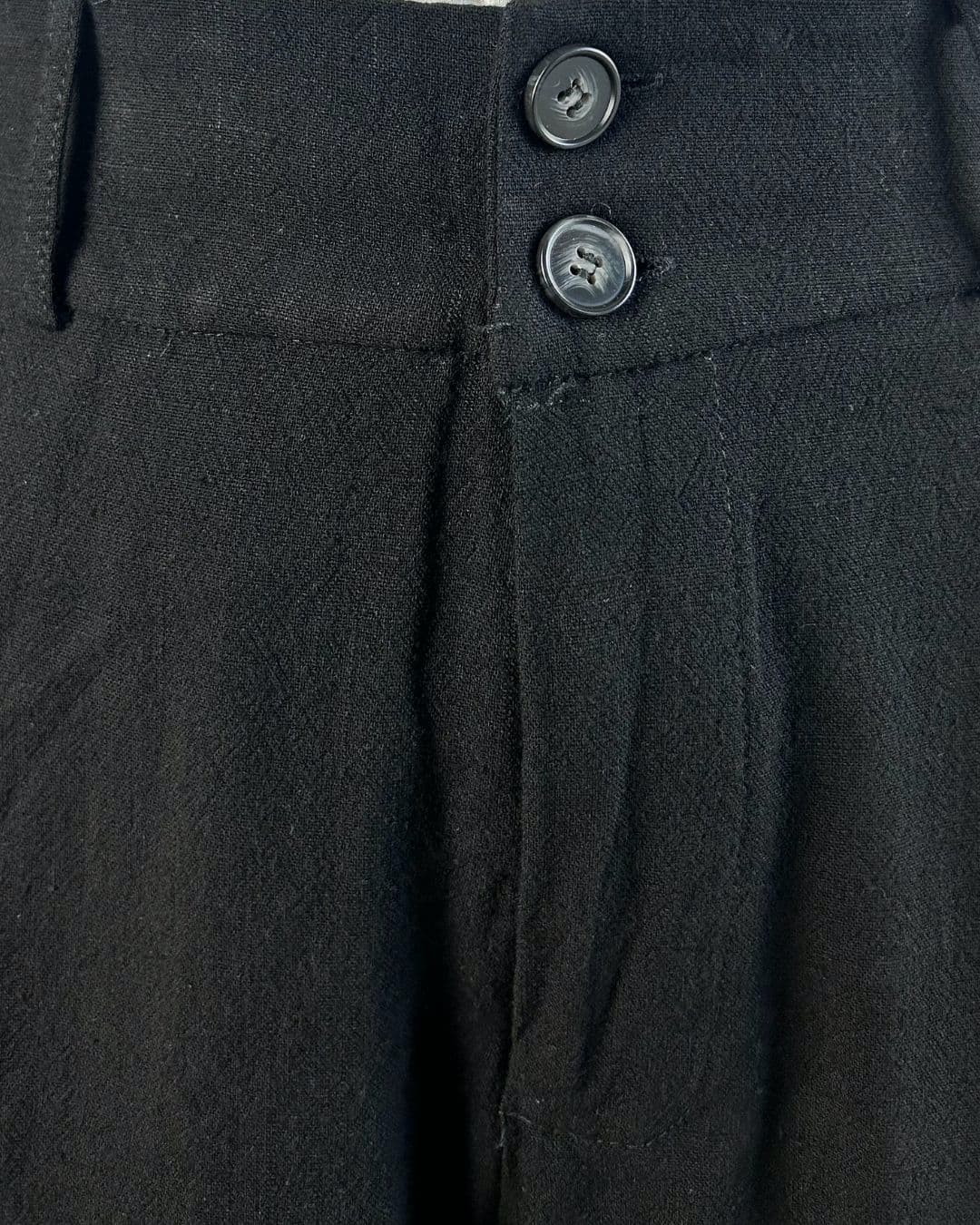 Zoom sur les boutons du pantalon noir en lin