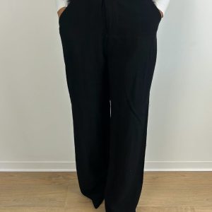 Pantalon noir en lin, coupe large, porté vue de face