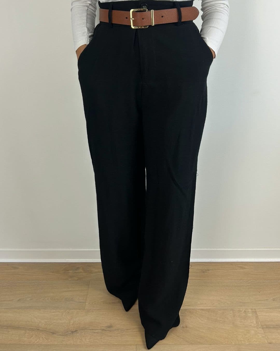 Pantalon noir en lin, coupe large, porté vue de face
