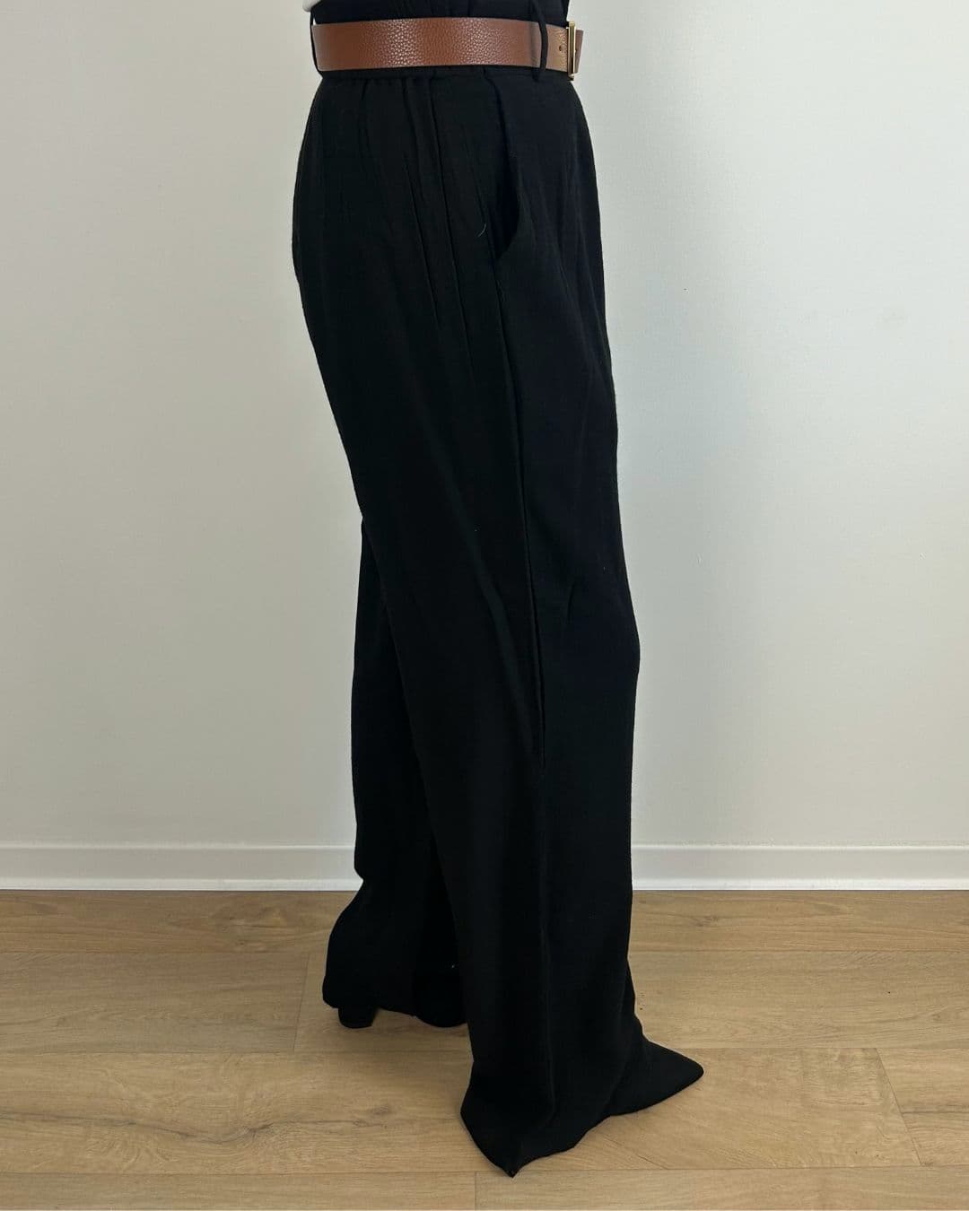 Pantalon noir en lin fluide, vue de profil sur mannequin