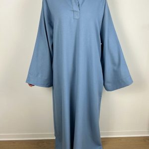 Vue de face d'une robe modeste bleu ciel avec manches longues et coupe fluide
