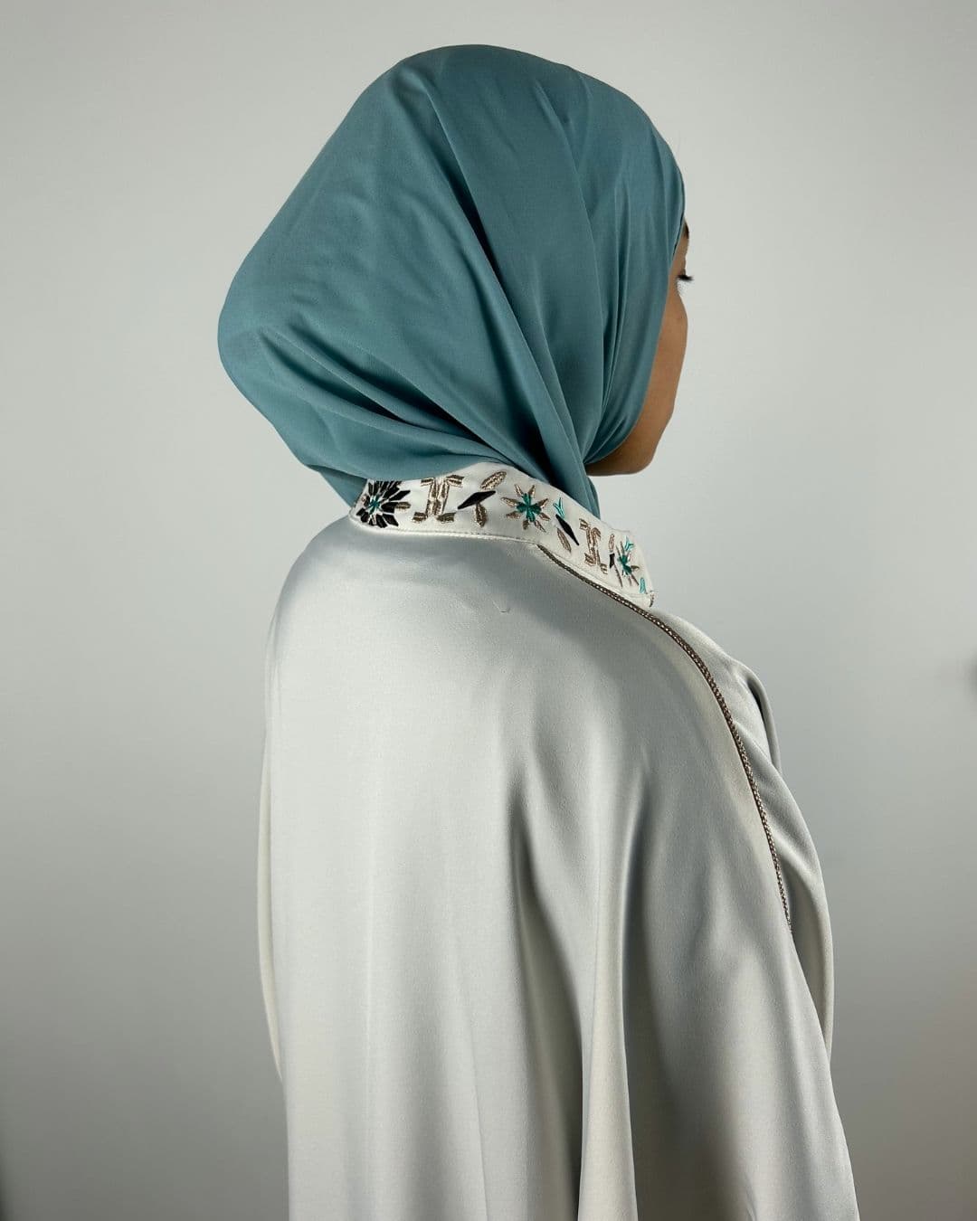 Détail de la broderie du col mandarin vue de dos