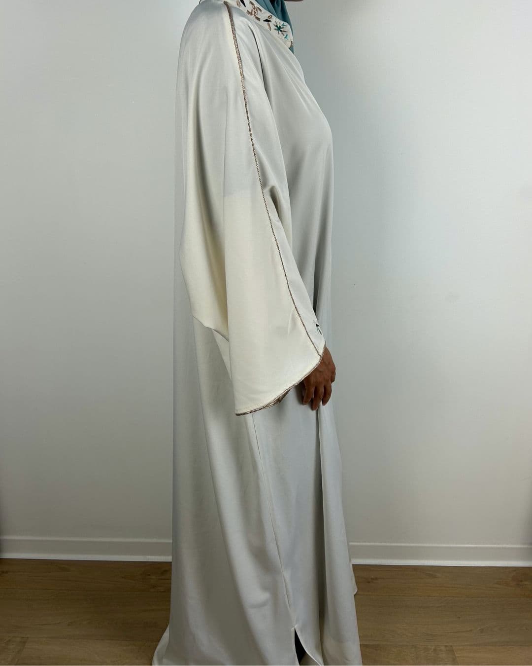 Robe écrue fluide avec broderies portée, vue latérale droite