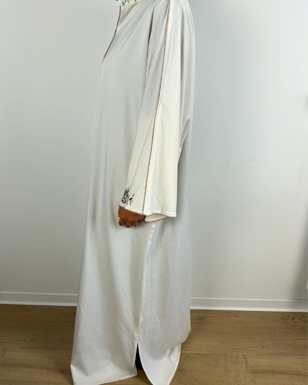 Robe fluide écrue brodée vue de profil gauche, portée par mannequin