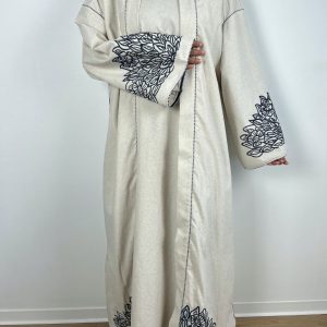Détail de la manche brodée du kimono écru d’un ensemble abaya 2 pièces porté